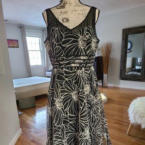 Stunning A Line Black and White midi dress size 14 in great condition